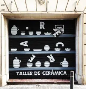 Persiana metálica decorada con rotulación a mano