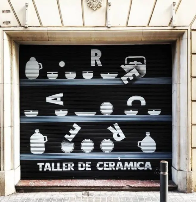 Persiana metálica decorada con rotulación a mano