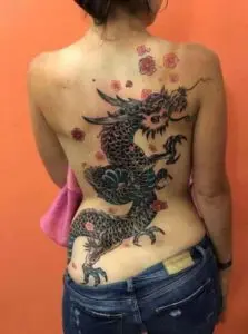 Tattoo en la espalda dragón