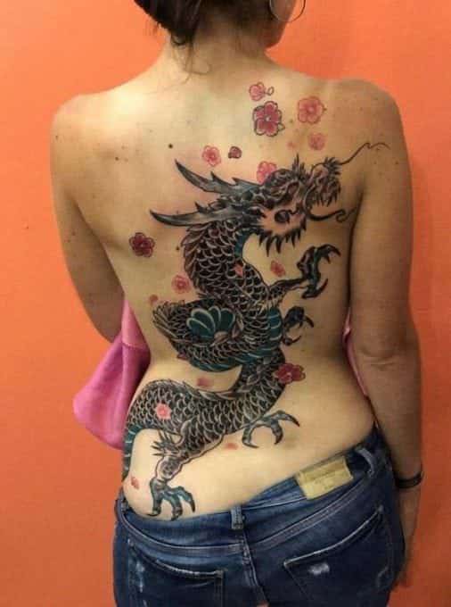 Tattoo en la espalda dragón, trabajo de Dharma Tattoo