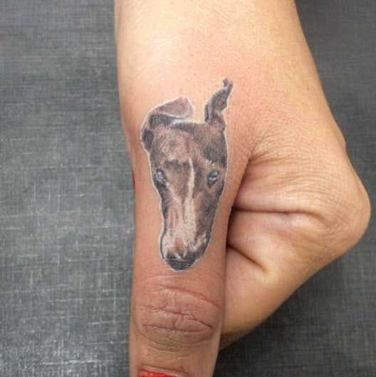 Tatuaje de Galgo en el dedo