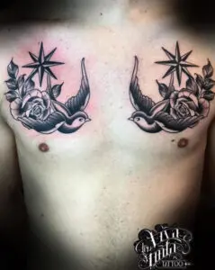 Tattoo golondrinas new school pecho