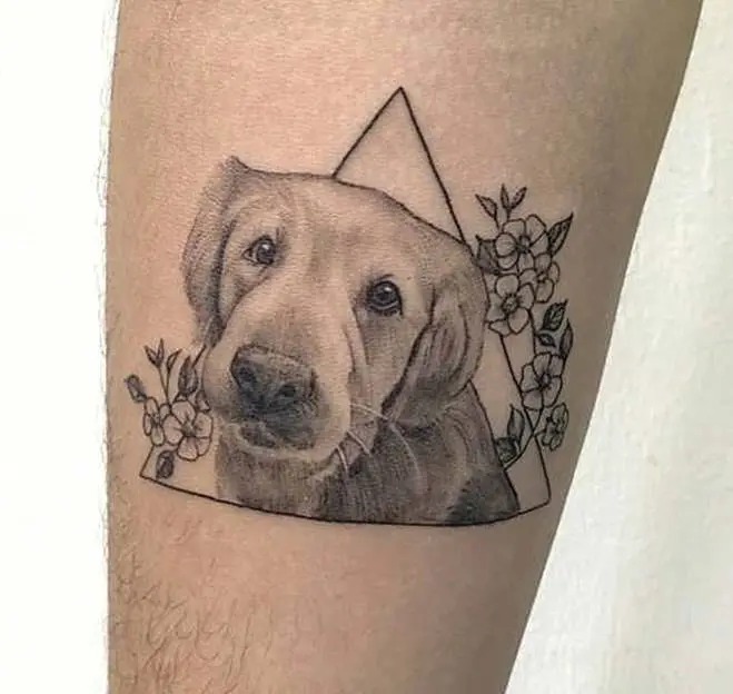 Tatuaje microrealismo perro: Golden retriever, trabajo de Leticia Hidalgo