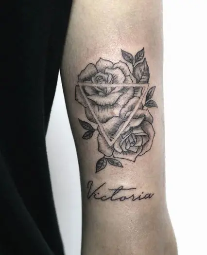 Tatuaje con la palabra Victoria y dos rosas, trabajo de Leticia Hidalgo