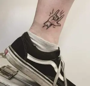 Tatuaje manos haciendo los Cuernos