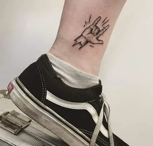 Tatuaje manos haciendo los Cuernos