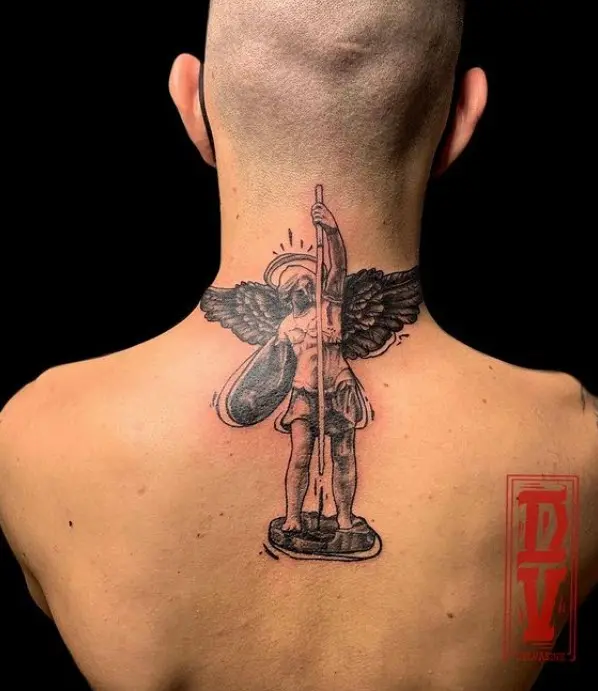 Tatuaje de un ángel en la espalda, trabajo de Delvasink