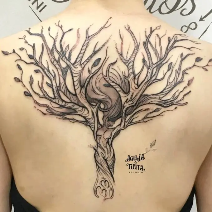 Tatuaje de árbol de mujer