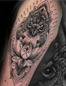 Tatuaje de un buho con un mandala
