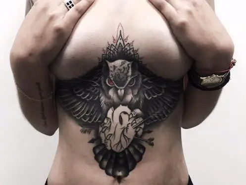 Búho debajo del pecho, trabajo de Inkpulso Tattoo