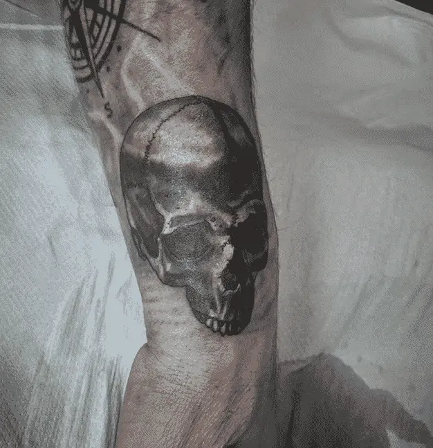 Tatuaje calavera en el brazo, trabajo de El Chorro Arts