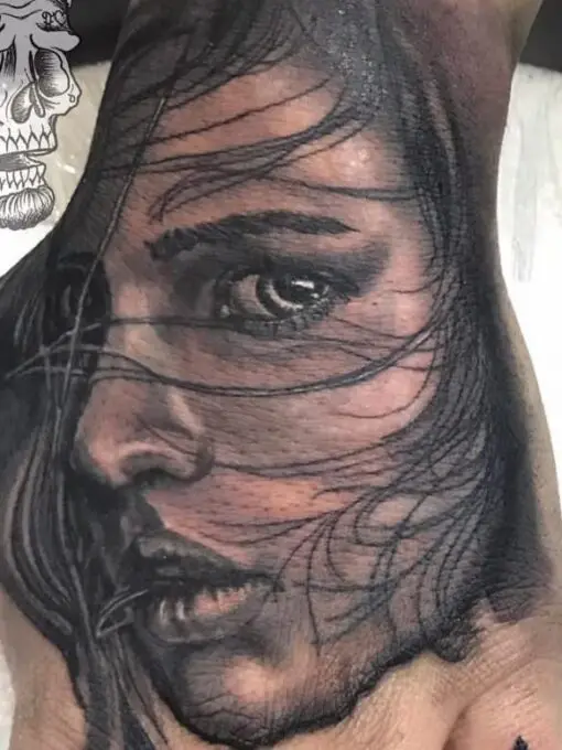 Black and grey Tattoo Realista, trabajo de Diogo Tattoo