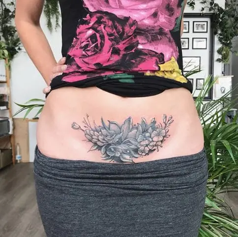 Tatuaje centro flores pubis (Cover Up)