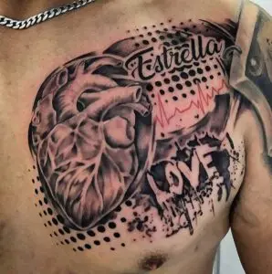 Tatuaje en el pectoral corazón y linea de la vida