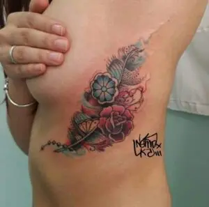 Tatuajes flores en el costado
