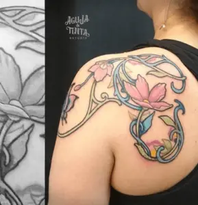 Tattoo de enredadera en el hombro