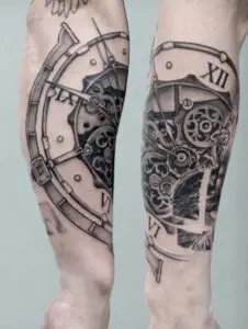 Tatuaje de un reloj biomecánico