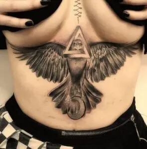 Tatuaje debajo del pecho