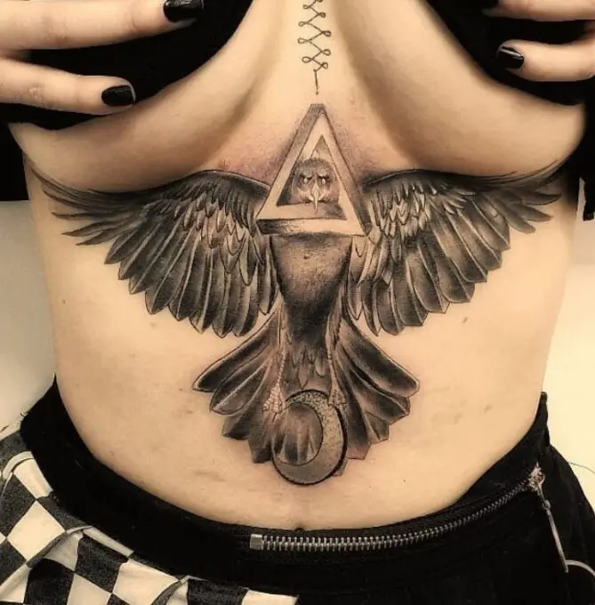 Tatuaje debajo del pecho