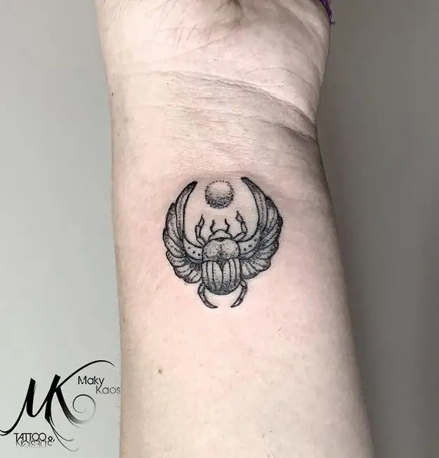 Tatuaje escarabajo egipcio