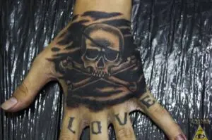 Tatuaje calavera pirata en la mano