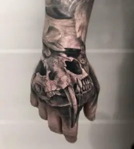 Tatuaje en la mano de una calavera