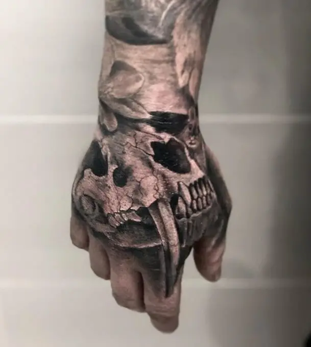 Tatuaje en la mano de una calavera