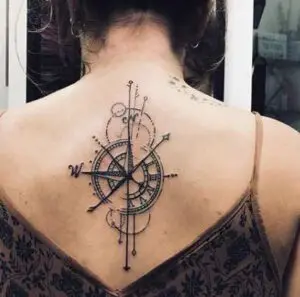 Tatuaje brújula en la espalda