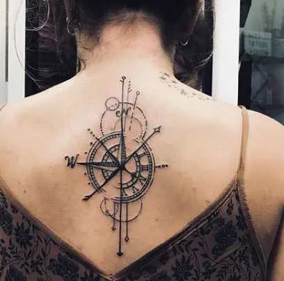 Tatuaje brújula en la espalda, trabajo de Inkpulso Tattoo