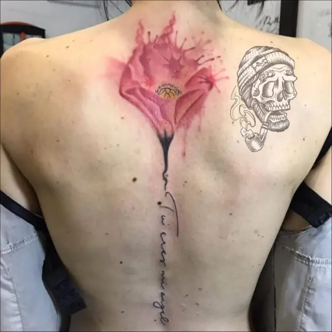 Tatuaje lettering en la columna vertebral, trabajo de Diogo Tattoo