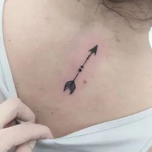 Tatuaje flecha en la nuca