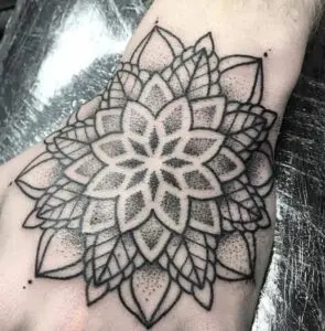Tatuaje flor puntillismo
