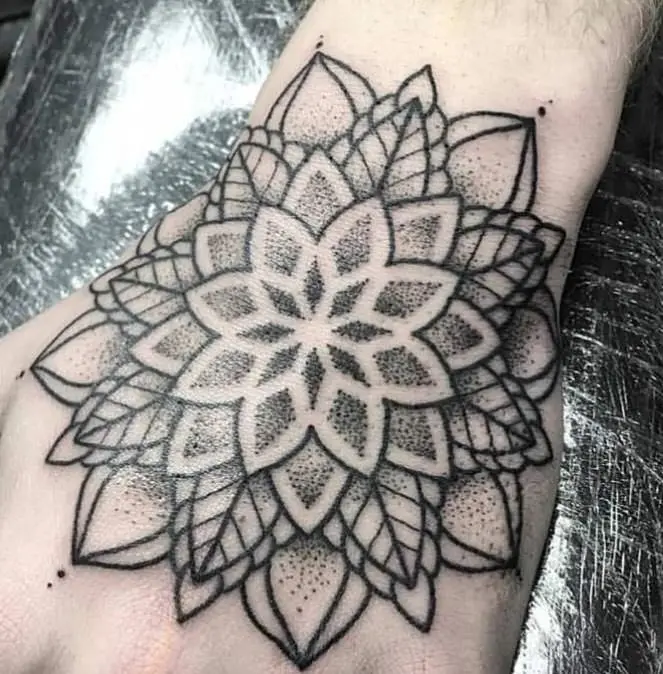 Tatuaje flor puntillismo