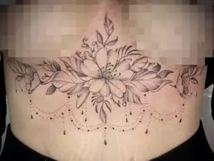 Tatuaje debajo del pecho para tapar una cicatriz