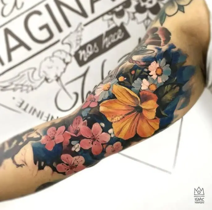 Tatuaje flores realistas en el brazo