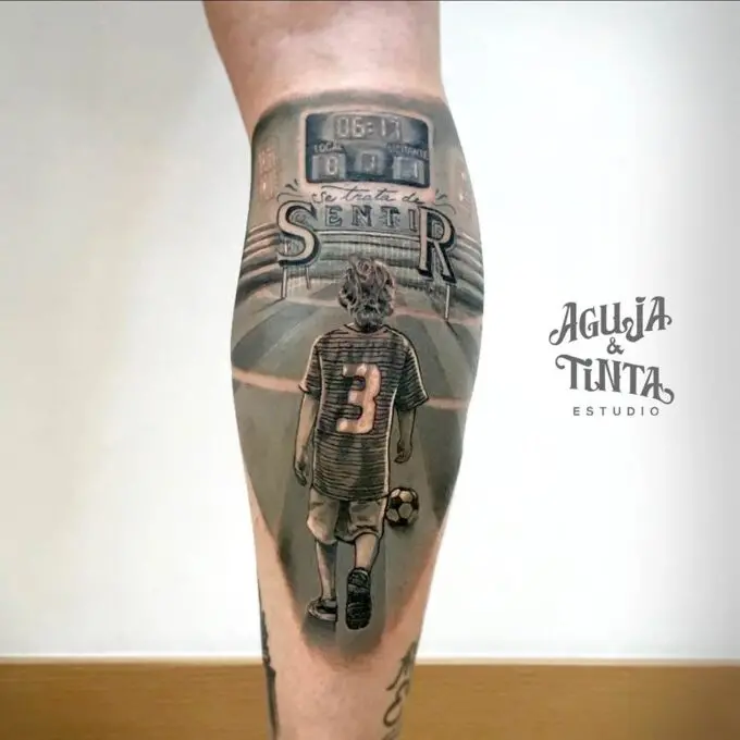 Tatuaje jugador de fútbol en la pierna