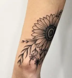 Tatuaje girasol en el brazo