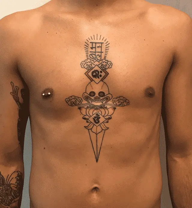 Tatuaje puñal, trabajo de Tattoo Adicts