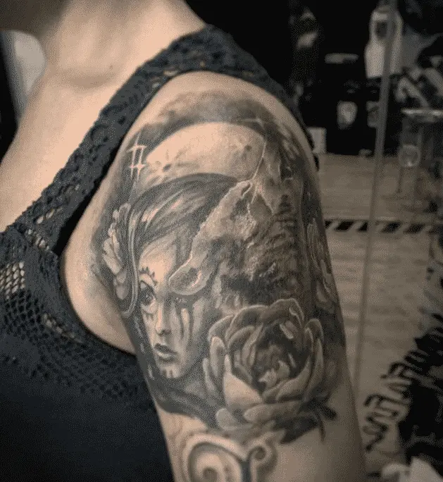 Tatuaje en el hombro - Rosas con lobo, trabajo de El Chorro Arts