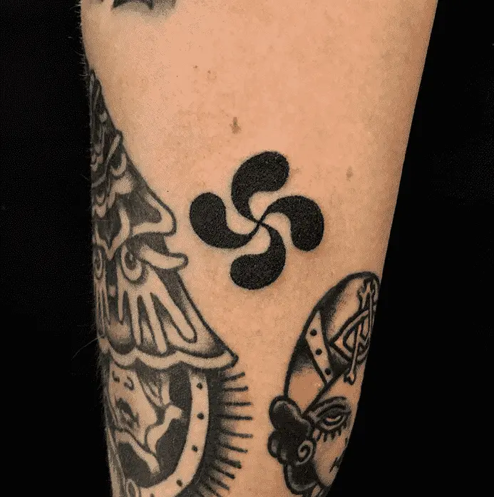 Tatuaje Lauburu, trabajo de Tattoo Adicts