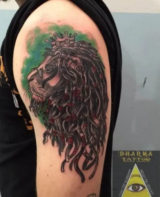 Tatuaje león rasta