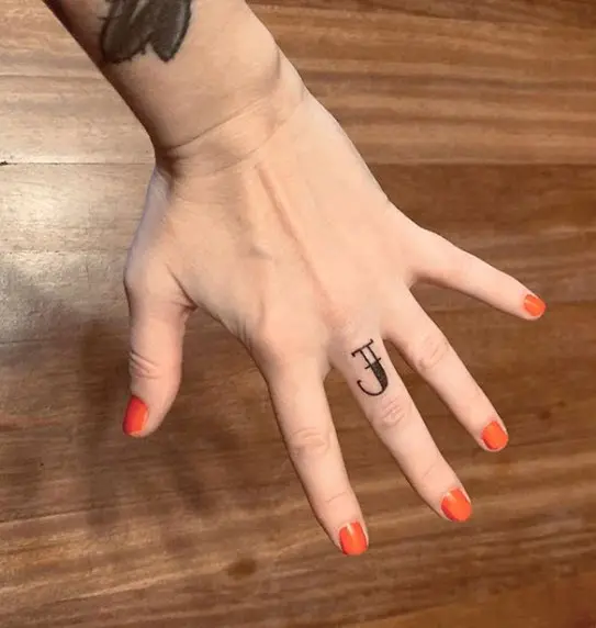 Tatuaje letra J en el dedo indice, trabajo de Uonk55
