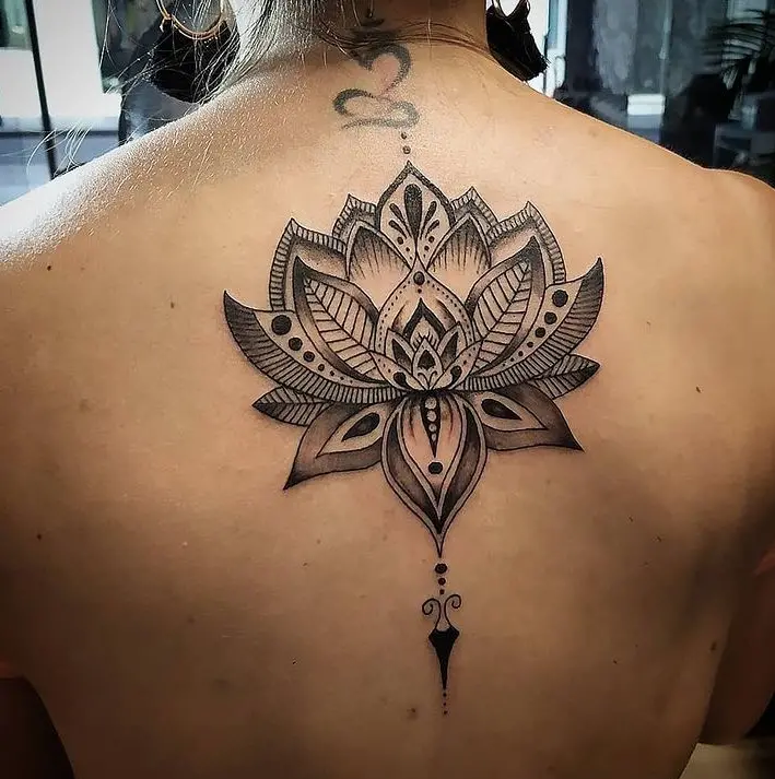 Tatuaje mandala en la espalda, trabajo de Juan Romera