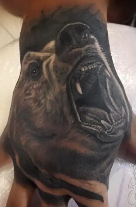Tatuaje Oso en la mano, trabajo de Diogo Tattoo