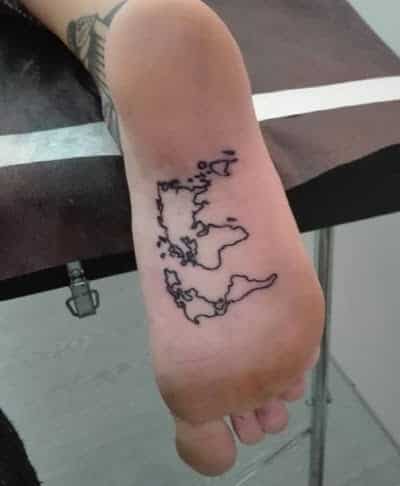 Tatuaje mapa mundi planta del pie, trabajo de Benji Hurtado