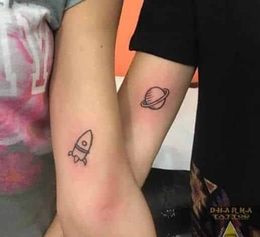 Tatuaje nave y planteta