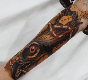 Tatuaje neotradicional Águila en el brazo