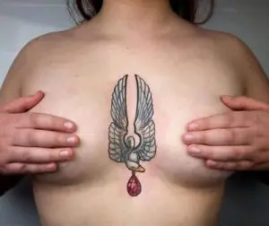 Tatuaje broche neotradicional