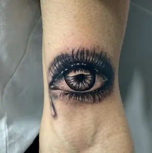 Tatuaje de un ojo con una lágrima (realista) — Tatuajes realistas