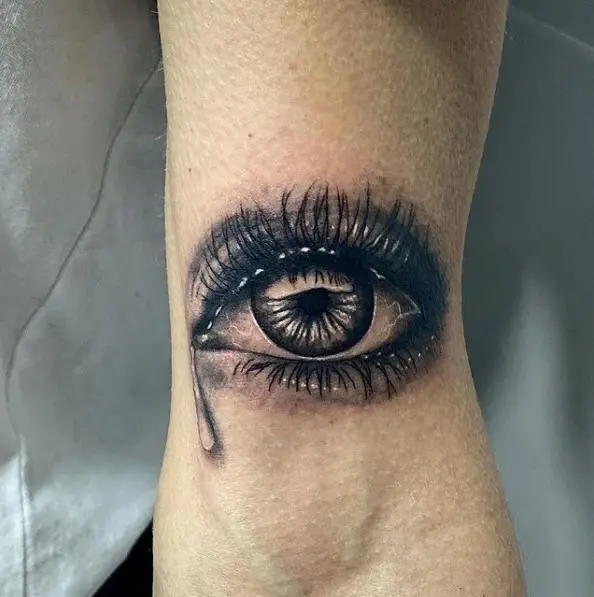 Tatuaje de un ojo con una lágrima (realista), trabajo de Alba Alarcon Fraga